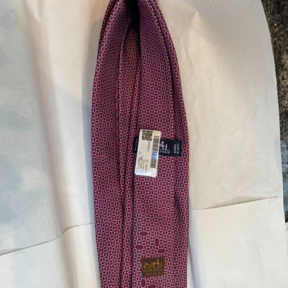 Hermes 100% Silk En Equilibre Mens Tie in Red with light blue pattern - Picture 4 of 5